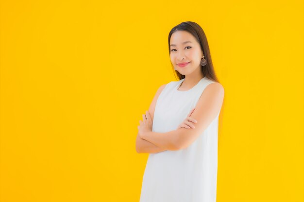 Porträt schöne junge asiatische Frau in Aktion