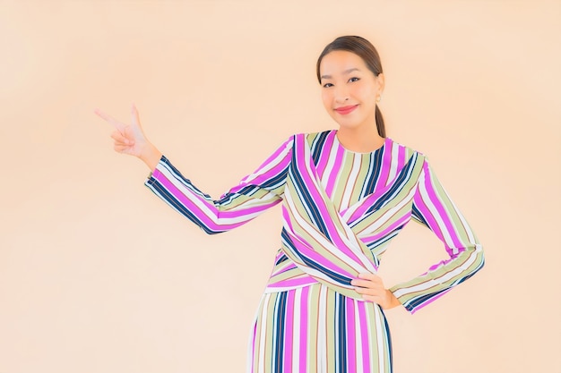 Kostenloses Foto porträt schöne junge asiatische frau lächeln entspannen in aktion auf farbe