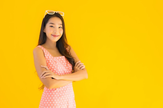Porträt schöne junge asiatische Frau lächeln glücklich