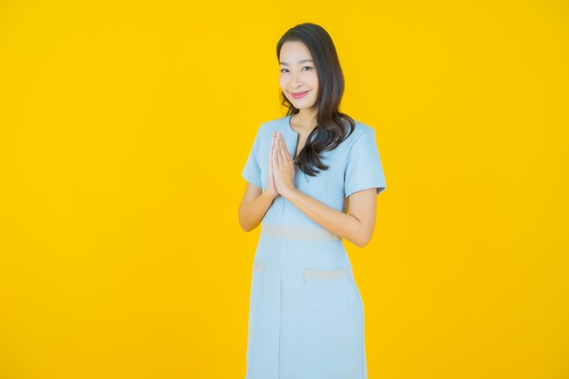 Porträt schöne junge asiatische Frau Lächeln mit Aktion auf Farbhintergrund