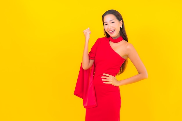 Porträt schöne junge asiatische Frau lächeln mit Aktion