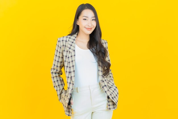 Porträt schöne junge asiatische Frau Lächeln mit Aktion