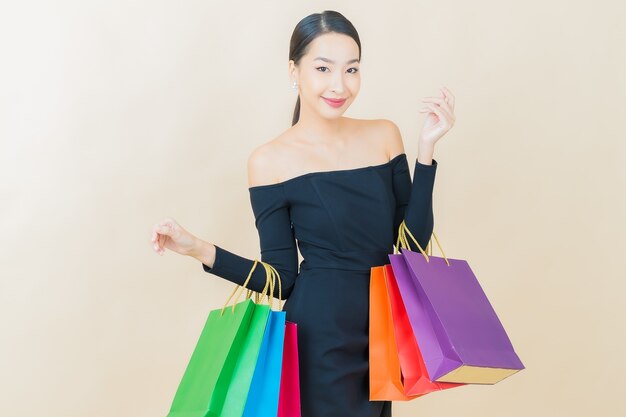 Porträt schöne junge asiatische Frau Lächeln mit Einkaufstasche auf Gelb