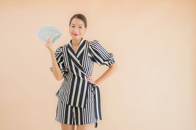 Porträt schöne junge asiatische Frau mit Bargeld und Geld