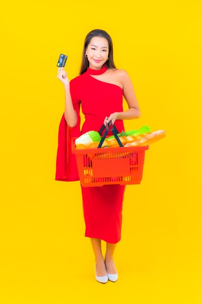 Porträt schöne junge asiatische Frau mit Einkaufskorb vom Supermarkt