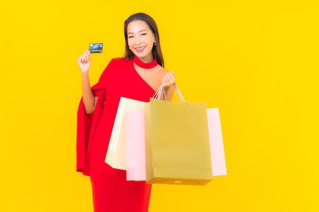 Porträt schöne junge asiatische Frau mit Einkaufstasche und Kreditkarte