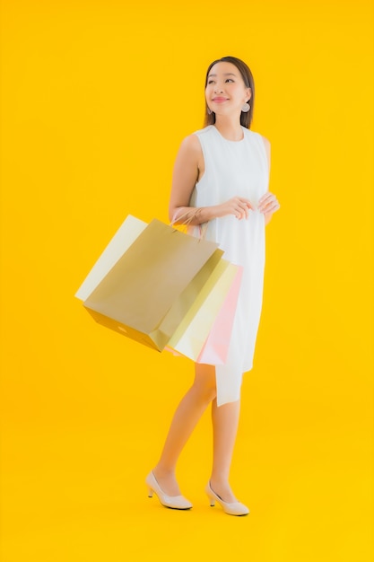 Porträt schöne junge asiatische Frau mit Einkaufstasche vom Einzelhandelskaufhaus