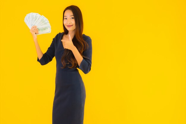Porträt schöne junge asiatische Frau mit Geld und Bargeld