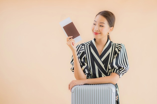 Porträt schöne junge asiatische Frau mit Gepäcktaschenpass