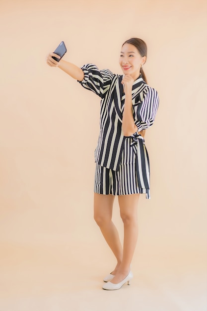 Porträt schöne junge asiatische Frau mit intelligentem Handy