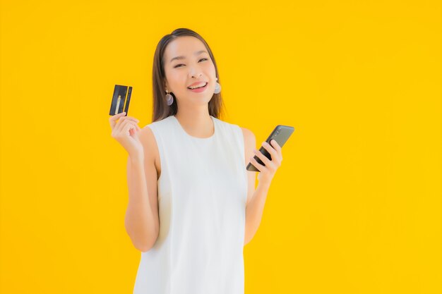 Porträt schöne junge asiatische Frau mit Kreditkarte für Online-Shopping
