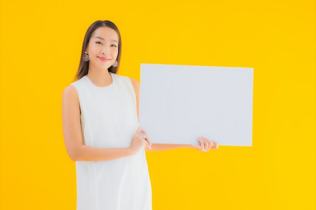 Porträt schöne junge asiatische Frau mit leerem weißen Plakat oder Plakat