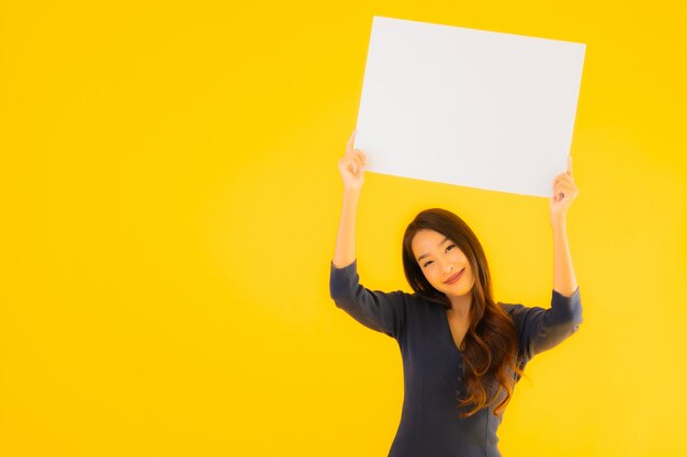 Porträt schöne junge asiatische Frau mit leerer Plakatwand