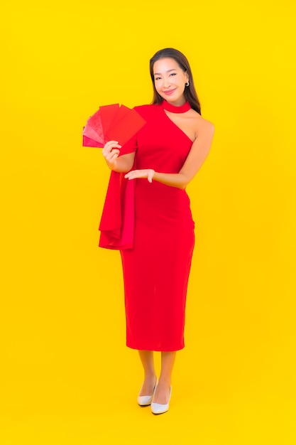 Porträt schöne junge asiatische Frau mit rotem Umschlag Brief