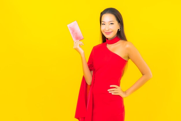 Porträt schöne junge asiatische Frau mit rotem Umschlag Brief
