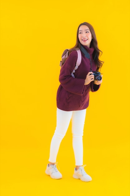 Porträt schöne junge asiatische Frau mit Rucksack und Kamera für Reisen im Urlaub