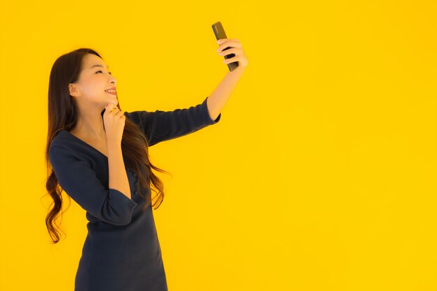 Porträt schöne junge asiatische Frau mit Telefon