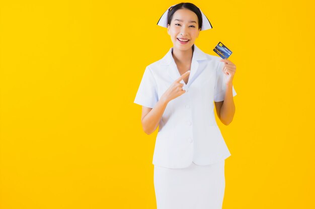 Porträt schöne junge asiatische Frau thailändische Krankenschwester mit Kreditkarte