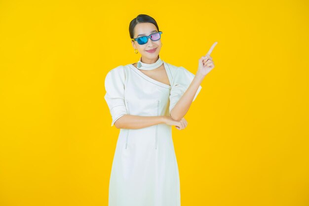 Porträt schöne junge asiatische Frau trägt 3D-Brille auf Farbhintergrund