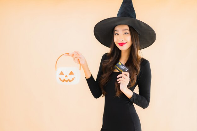 Porträt schöne junge asiatische Frau tragen Halloween-Kostüm