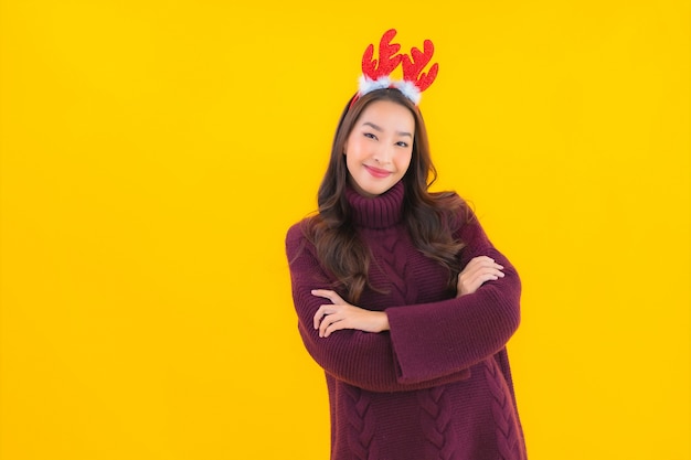 Porträt schöne junge asiatische Frau tragen Weihnachtsdekorationsthema