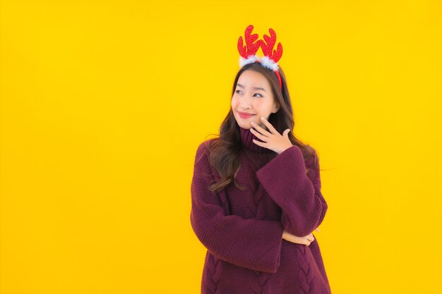 Porträt schöne junge asiatische Frau tragen Weihnachtsdekorationsthema