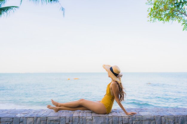 Porträt schöne junge asiatische Frauen glücklich entspannen Lächeln um Meer Strand Ozean