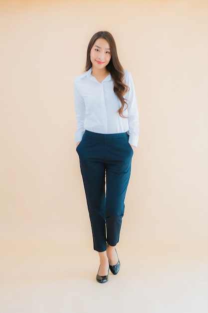 Porträt schöne junge asiatische Geschäftsfrau