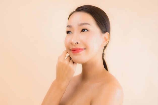 Porträt schöne junge asiatische Gesichtsfrau mit Schönheits-Spa-Konzept