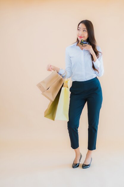 Porträt schöne junge Geschäft asiatische Frau mit viel Einkaufstasche vom Einzelhandel und Kaufhaus