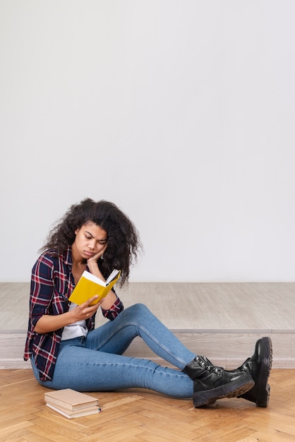 Porträt Teenager-Mädchen lesen