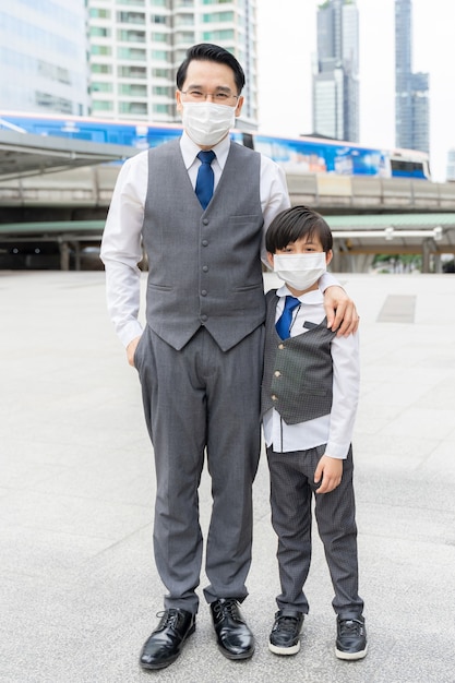 Porträt Vater und Sohn tragen eine schützende Gesichtsmaske zum Schutz während der Quarantäne