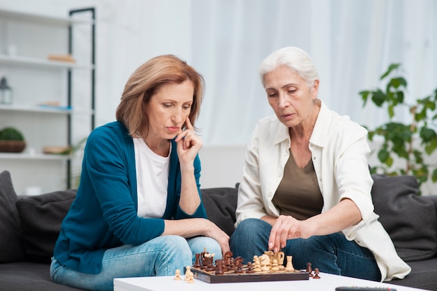 Kostenloses Foto porträt von den freunden, die schach spielen