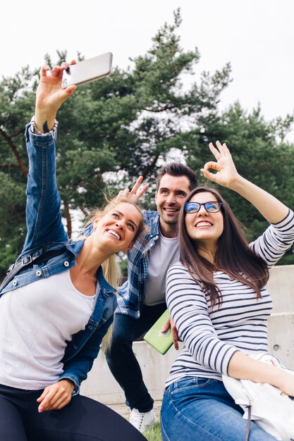 Porträt von den Freunden, die selfie machen