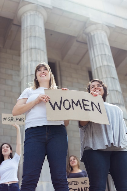 Kostenloses Foto porträt von den jungen frauen, die zusammen marschieren