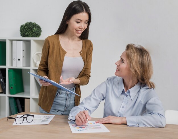 Porträt von den jungen Frauen, die zusammen planen