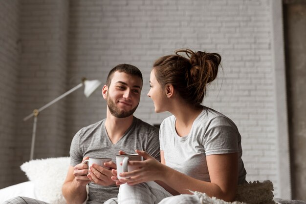 Porträt von den reizenden jungen Paaren, die Kaffee trinken