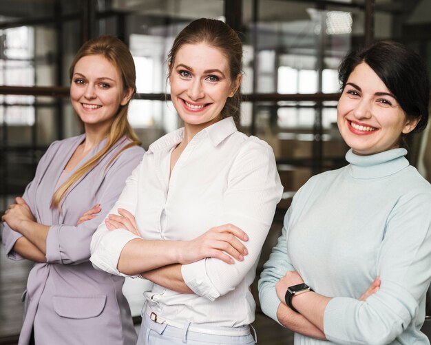 Porträt von drei Geschäftsfrauen drinnen