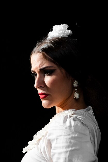 Porträt von Flamenca mit schwarzem Hintergrund