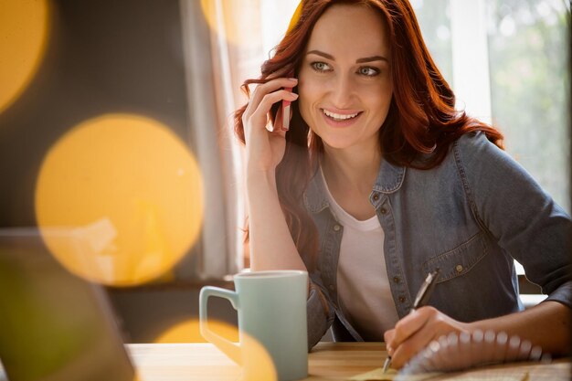 Porträt von foxy Freelancer Frau telefonieren hautnah.