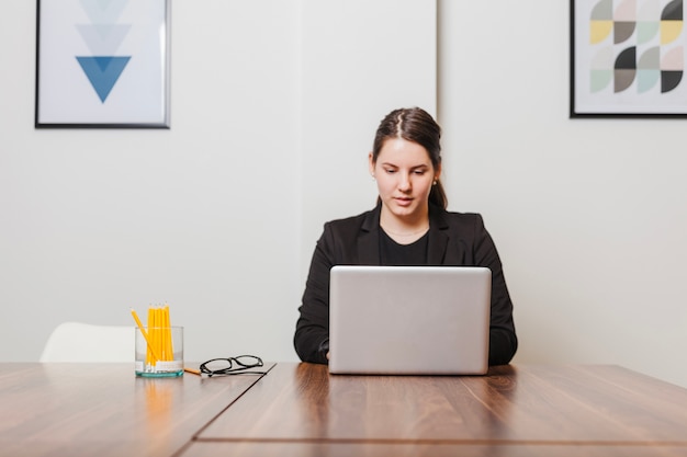 Porträt von Frau arbeitet im Büro