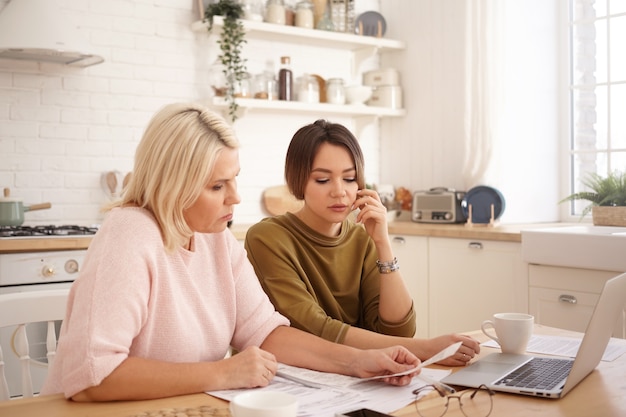 Porträt von Frauen, die im Haus arbeiten