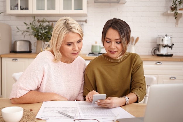 Porträt von Frauen, die im Haus arbeiten