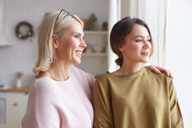 Porträt von Frauen, die im Haus aufwerfen