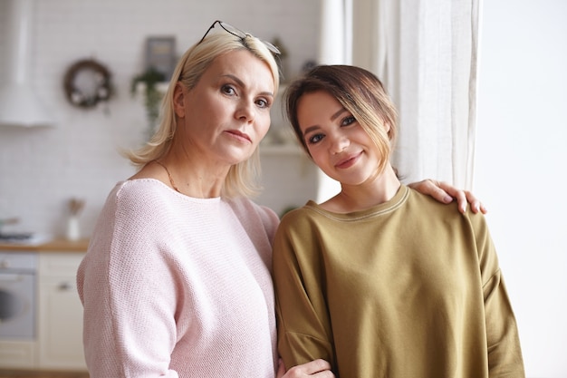 Porträt von Frauen, die im Haus aufwerfen