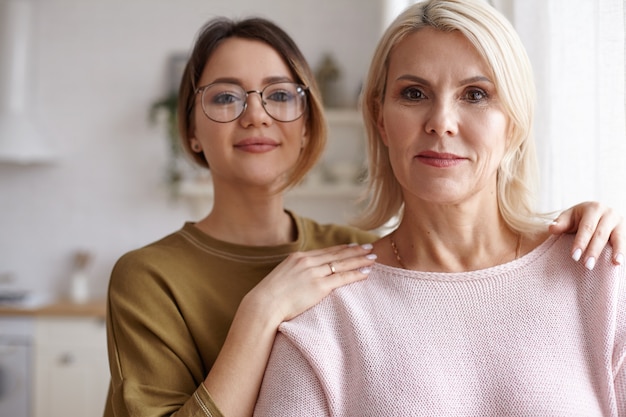 Kostenloses Foto porträt von frauen, die im haus aufwerfen