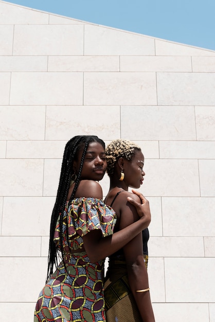 Kostenloses Foto porträt von frauen, die in traditioneller afrikanischer kleidung im freien posieren