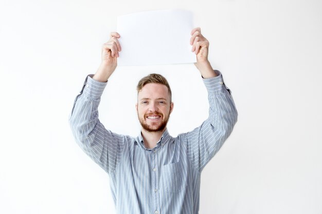 Porträt von fröhlichen Geschäftsmann hält Schild