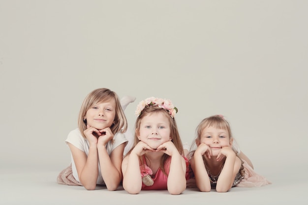 Kostenloses Foto porträt von glücklichen kindern