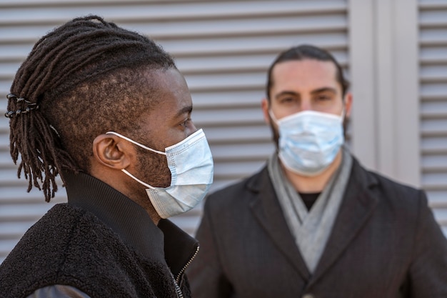 Porträt von gutaussehenden Männern, die medizinische Masken tragen